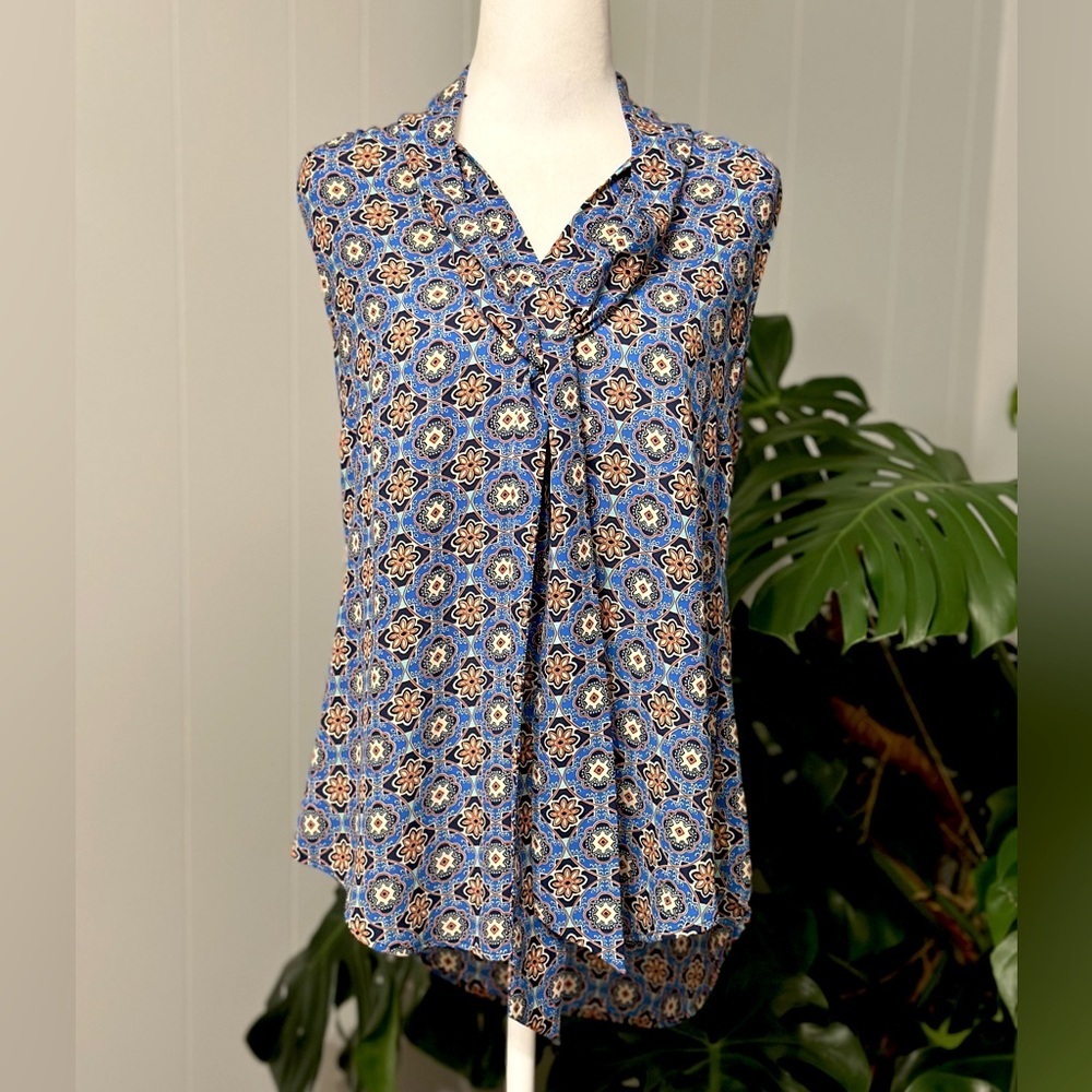 🛍️ Van Heusen  multi color sleeveless top with ties neck size S/P excellent.